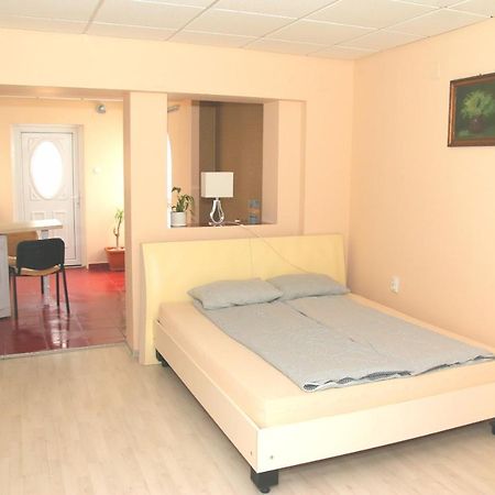 Yox Apartment 5 Oradea Εξωτερικό φωτογραφία