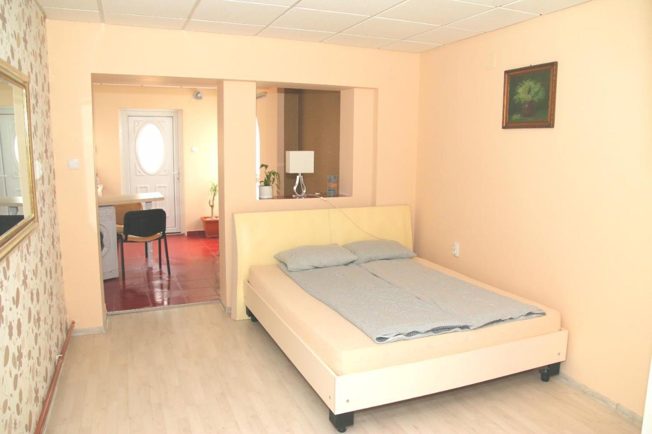 Yox Apartment 5 Oradea Εξωτερικό φωτογραφία