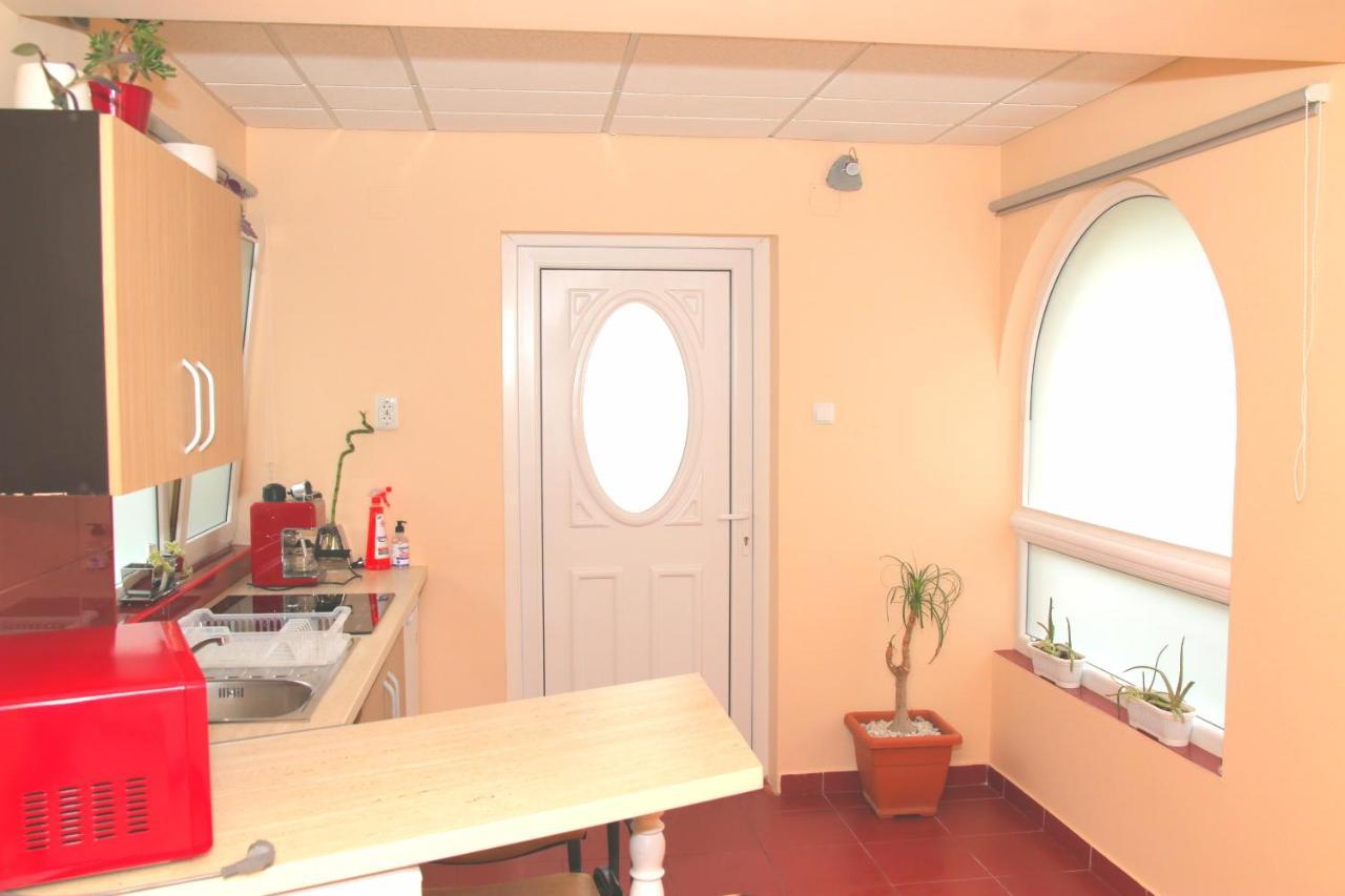Yox Apartment 5 Oradea Εξωτερικό φωτογραφία
